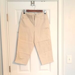 Bill Blass Women's Beige Capri Pants, Size 4P